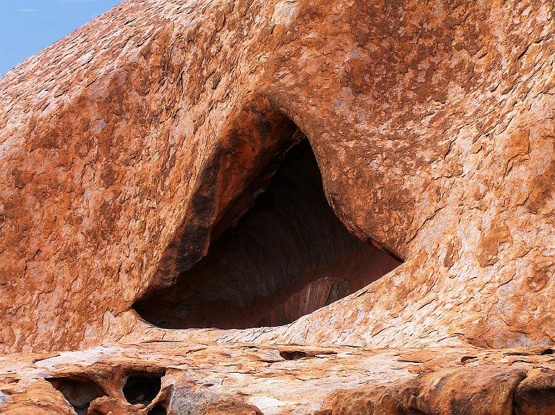 Uluru 025.jpg - Jede Spalte, Hoehle und Wasserstelle auf der zerkluefteten Oberflaeche des mythischen Berges hat ihre Bedeutung.